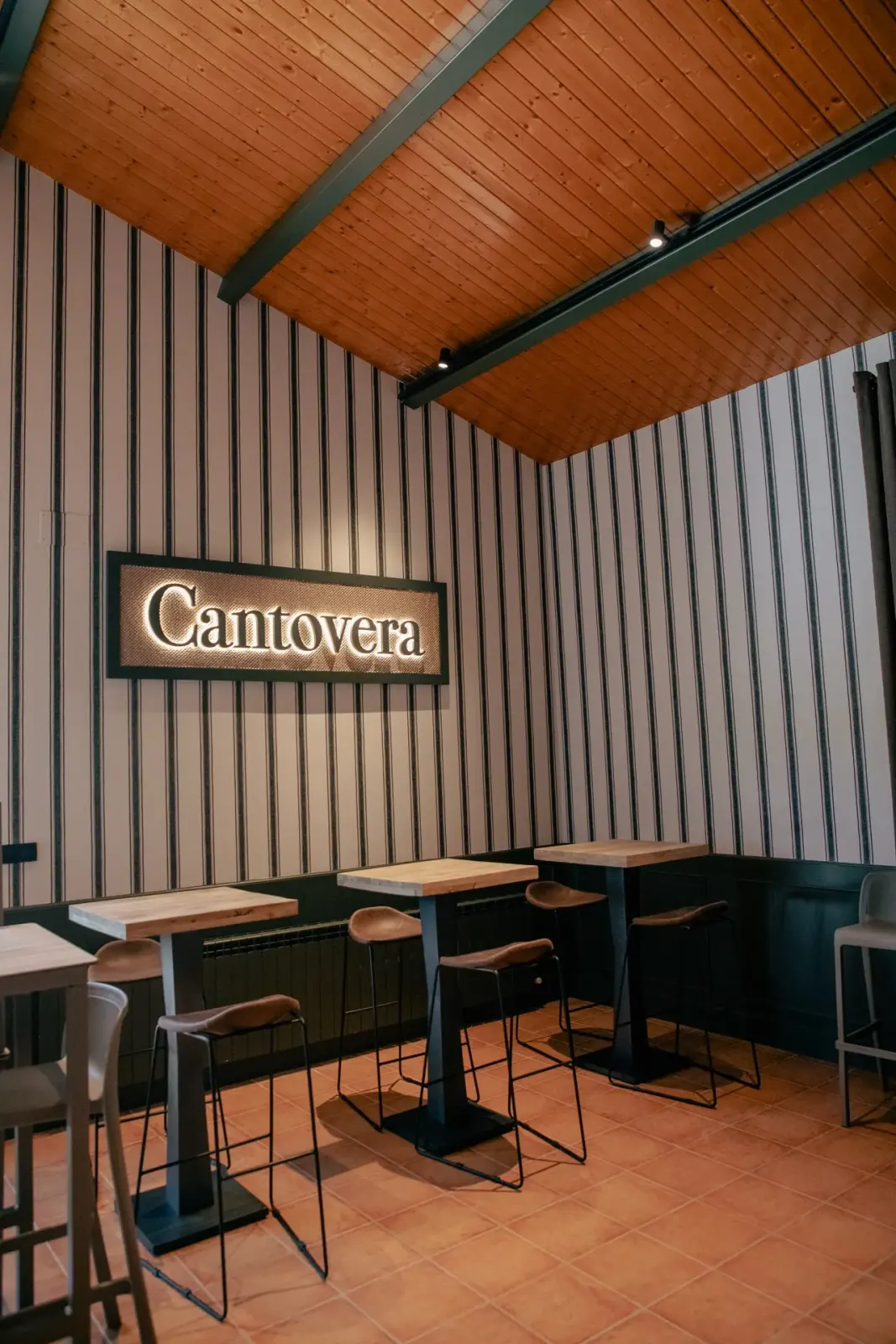 Comedor privado con el letrero de Cantovera