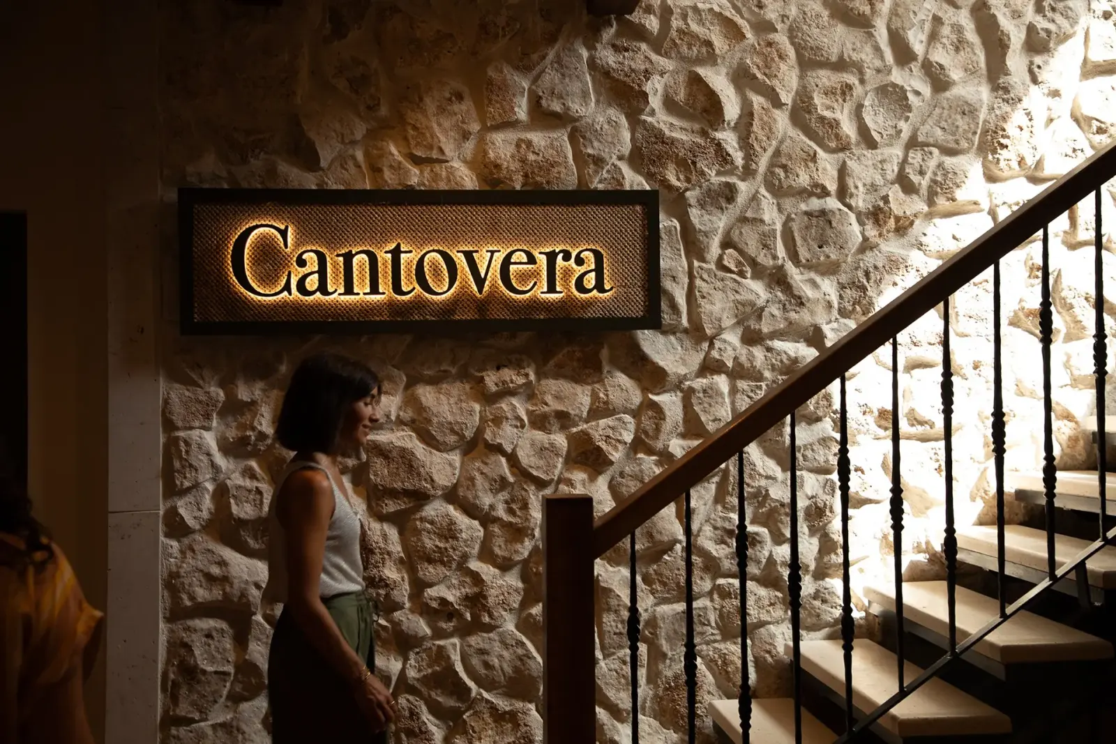 Escalera de piedra con el letrero iluminado de Cantovera