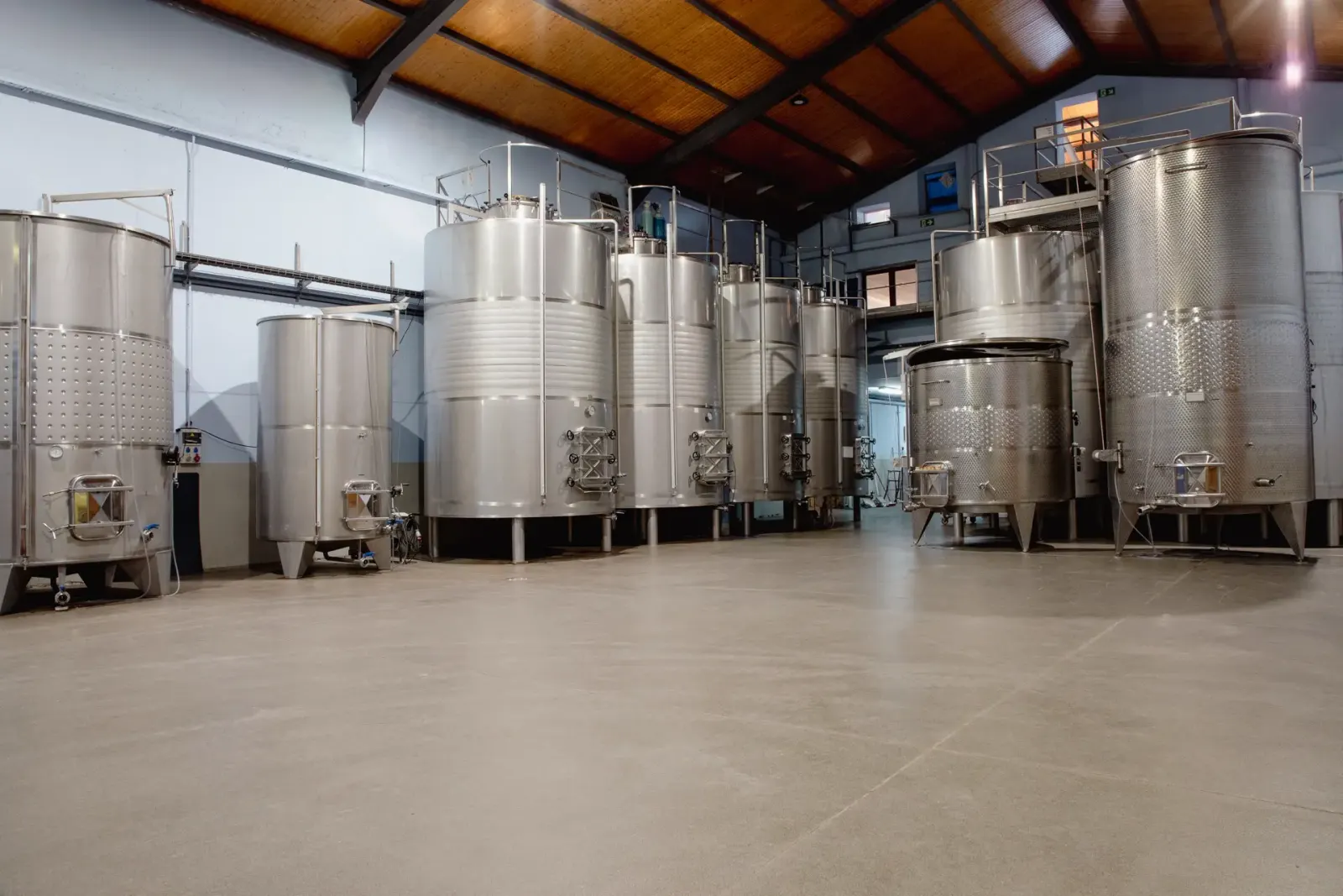 Sala de vinificación con depósitos de acero inoxidable