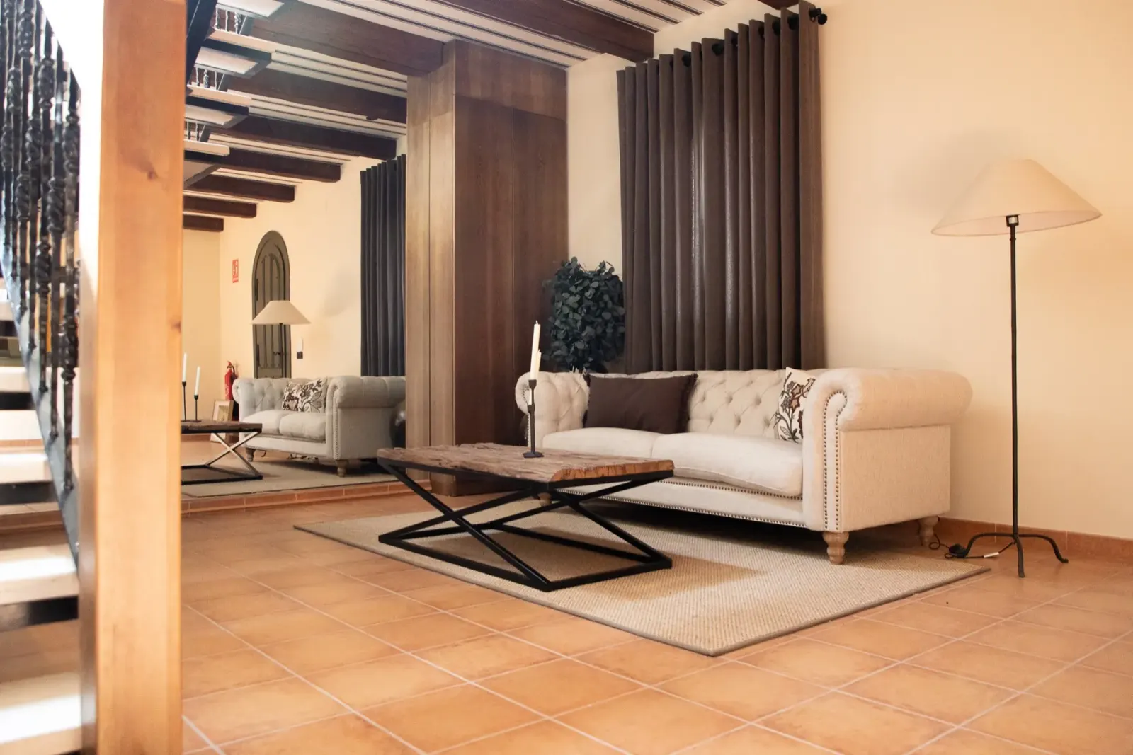 Salón de estar con sofá y vigas de madera