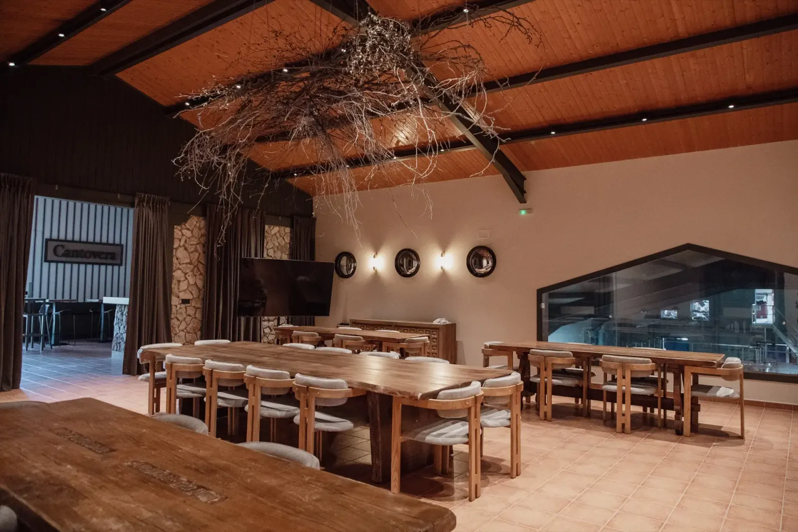 Salón-restaurante de Cantovera con mesas de madera